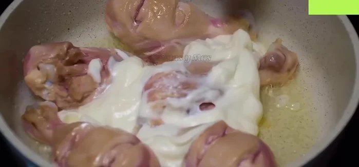 Agregar yogur a las piernitas de pollo y cocinar por 15 minutos. (1386.12)