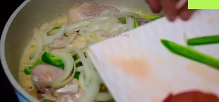 Agregar jalapeños, cebolla y tomates a la sartén y cocinar por 15 minutos más. (1469.159)