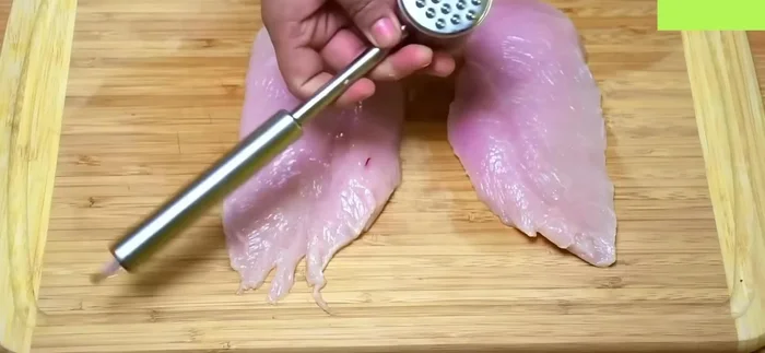 Aplanar las pechugas de pollo con un mazo o botella. Agregar sal y pimienta. (9.639)
