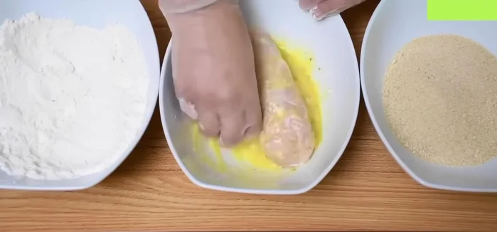 Empanizar el pollo: harina, huevo, pan molido. (289.8)