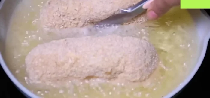 Freír el pollo a fuego bajo hasta dorar. (321.44)