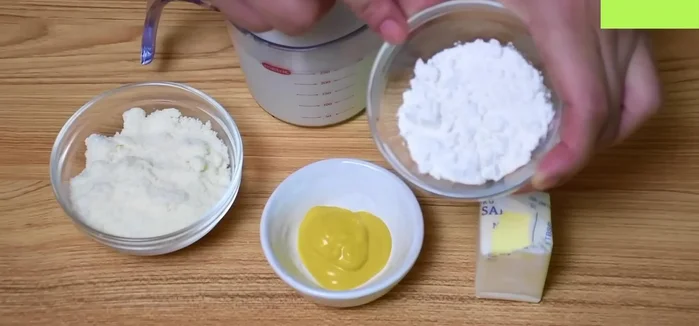 Preparar la salsa: derretir mantequilla, agregar harina, mostaza, queso parmesano y leche. Remover constantemente hasta espesar. (346.96)