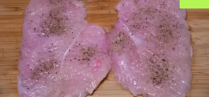 Colocar jamón y queso sobre el pollo. Enrollar con cuidado y asegurar con una bolsa. Refrigerar por 30 minutos. (71.479)
