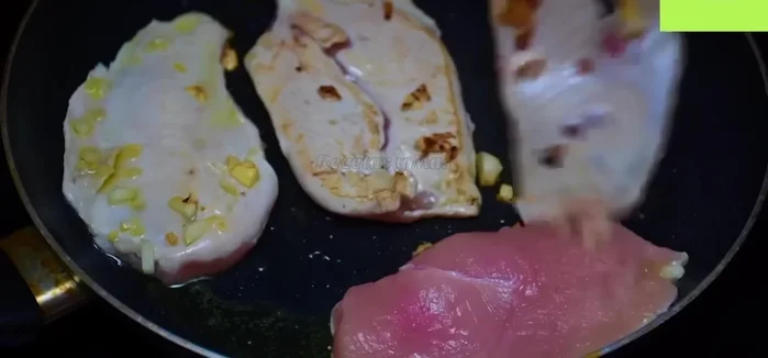 Sofreír el pollo a fuego medio-alto hasta dorar. (869.12)