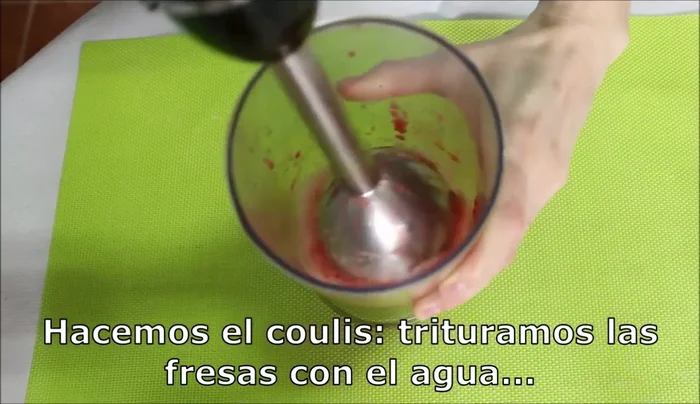 Para el culís: Colar las fresas para quitar las pepitas. Ponerlas en un cazo con azúcar y hervir hasta que reduzca a la mitad. Dejar enfriar en el frigorífico.