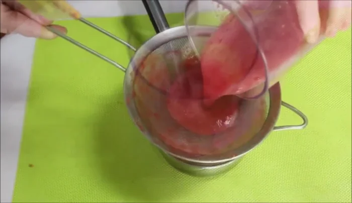 Antes de servir, desmoldar las babaroas, añadir el culís y acompañar con fresas frescas.