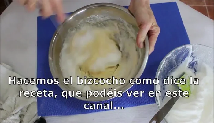 Para el brazo de gitano: Preparar el bizcocho (receta en el canal). Hornearlo y dejar enfriar enrollado.