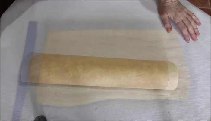 Hacer el almíbar hirviendo los ingredientes durante un minuto. Mojar el bizcocho con el almíbar.