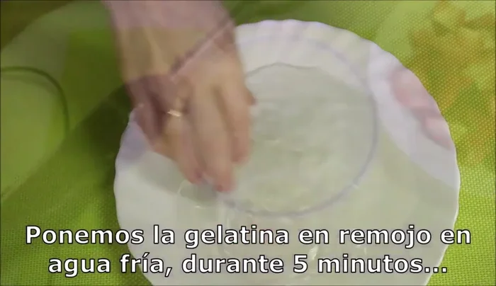 Poner la gelatina en remojo en agua fría durante 5 minutos.
