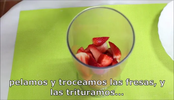 Lavar y trocear las fresas. Triturarlas hasta formar un puré y colarlo para quitar las pepitas. Reservar.