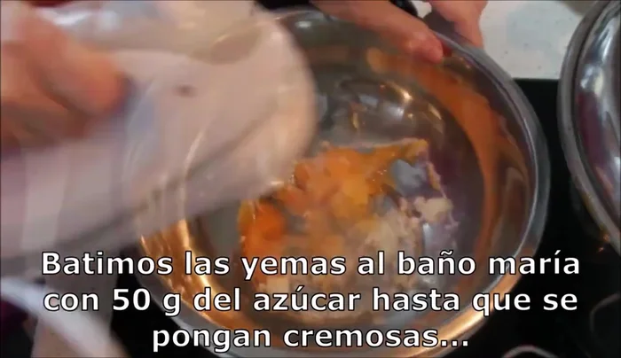 Para el tiramisú: Batir las yemas con azúcar glass al baño maría hasta que estén cremosas. Retirar del fuego, añadir el queso mascarpone y la esencia de vainilla. Reservar.