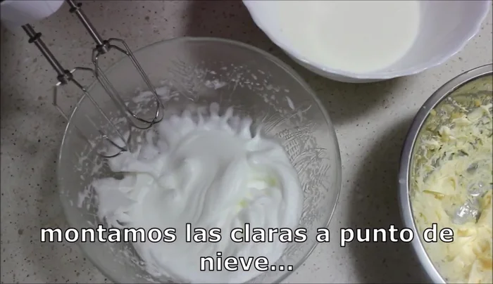 Montar las claras a punto de nieve. Batir la nata con azúcar glass hasta que esté compacta. Mezclar la nata con el queso mascarpone y luego con las claras montadas con movimientos envolventes.