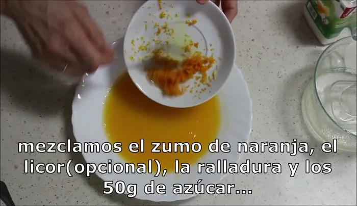 Mezclar el zumo de naranja, licor (opcional), ralladura de naranja y azúcar glass. Remojar los bizcochos en la mezcla.