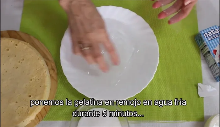 Hidratar la gelatina en agua fría. Diluirla en leche caliente y dejar templar. Montar la nata con azúcar.