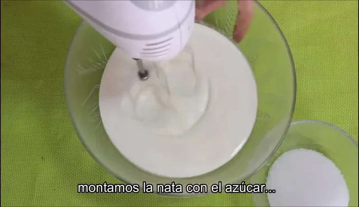 Colocar la base de bizcocho en un molde. Extender la mitad de la nata montada, refrigerar 1 hora. Añadir el puré de fresas a la otra mitad de la nata y mezclar. Extender sobre la primera capa de nata. Refrigerar 3-4 horas.