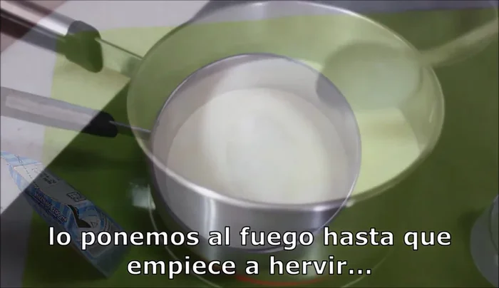 En un cazo, poner la nata, la leche y el azúcar. Llevar al fuego hasta que hierva y el azúcar se disuelva. Retirar del fuego, añadir la gelatina escurrida y mezclar bien. Añadir el puré de fresas y mezclar. Llenar los moldes y refrigerar al menos 4 horas.