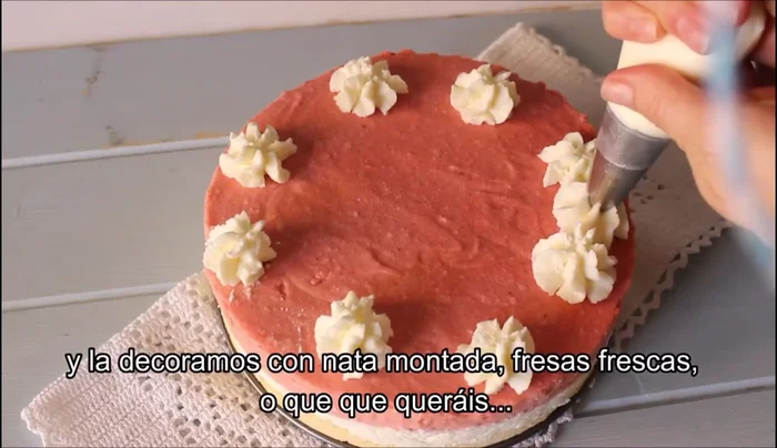 Desmoldar y servir con nata montada, fresas naturales, azúcar glass, etc.