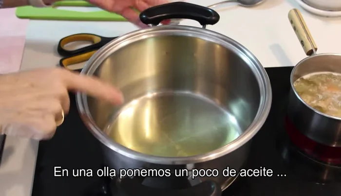 En una olla, poner un poquito de aceite y freír la cebolla troceada hasta que empiece a dorar.