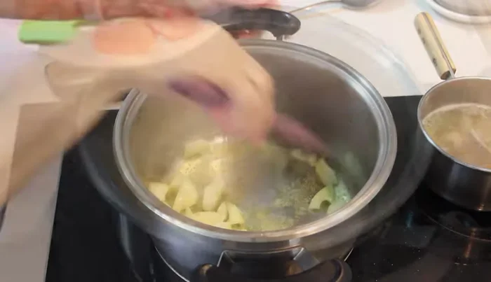 Añadir el tomate troceado y sofreír un poquito.