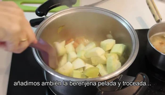 Agregar la berenjena pelada y troceada (o con piel, a gusto). Rehogar.
