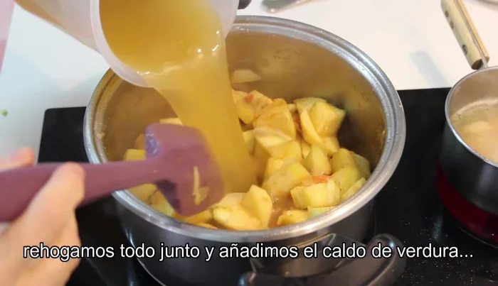 Agregar el caldo de verdura hasta cubrir los ingredientes. Dejar cocer hasta que todo esté tierno y la salsa se haya reducido.
