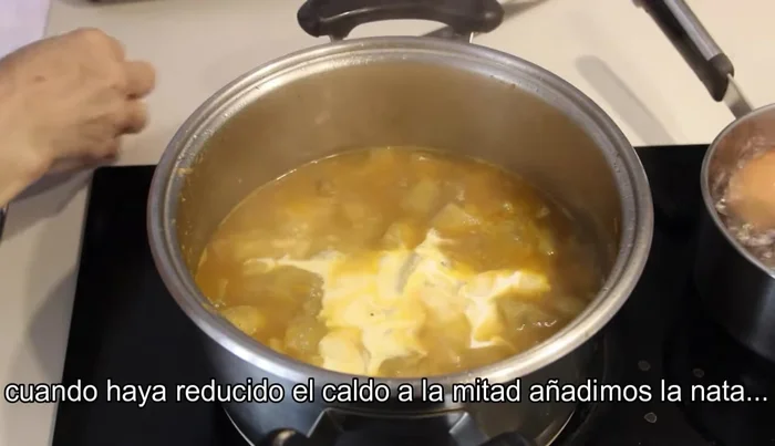 Añadir la nata y dejar hervir un minuto.
