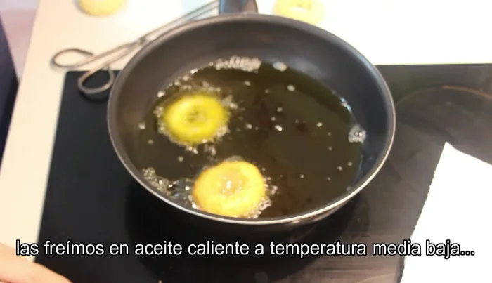 Calentar el aceite a temperatura media y freír las rosquillas hasta que estén doradas por ambos lados.