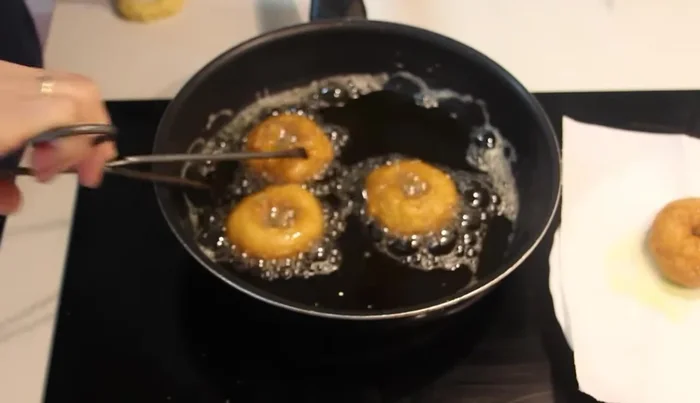 Escurrir las rosquillas en papel de cocina.