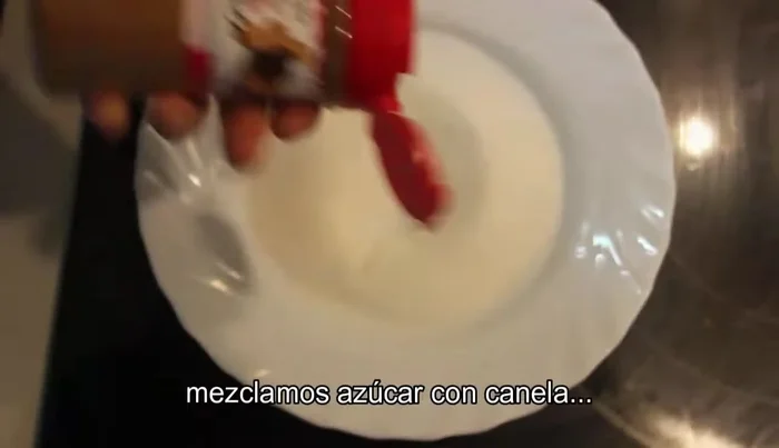 Mezclar azúcar con canela molida al gusto.