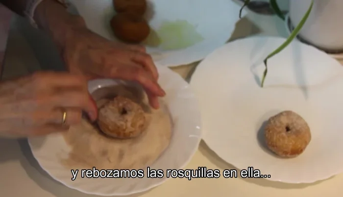 Rebozar las rosquillas en la mezcla de azúcar y canela y dejar enfriar completamente.