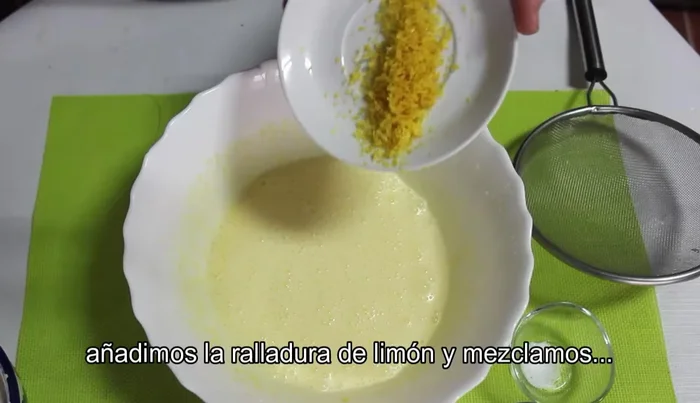 Incorporar la ralladura de limón y mezclar.