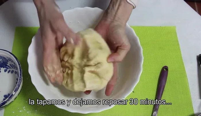Tapar la masa con film transparente y dejar reposar durante 30 minutos.