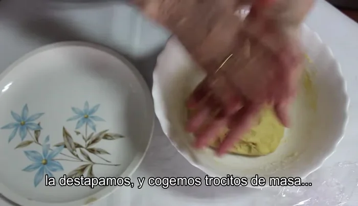 Formar bolitas de masa (aprox. 30g cada una), hacerles un agujero en el centro y darles forma de rosquilla.