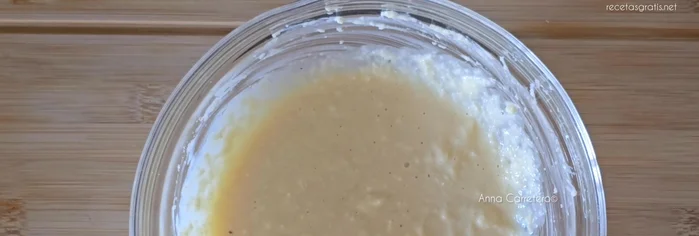 Vierte la mezcla en un molde apto para microondas.