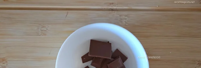 Mientras tanto, derrite 90g de chocolate sin azúcar y 60ml de nata en el microondas durante 30 segundos.