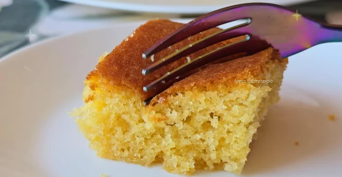Añade los dos huevos pequeños y mezcla hasta que no queden grumos.