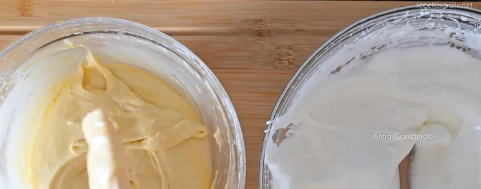 Vierte la mezcla de yemas en el bol del merengue y mezcla con movimientos envolventes.