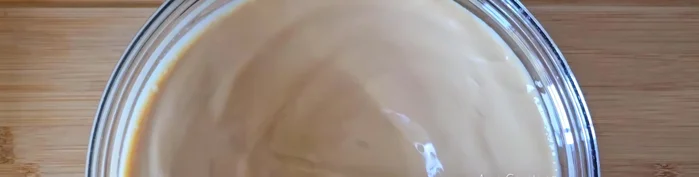 Vierte la mezcla de café en un colador para eliminar cualquier grumo y luego viértelo sobre la mezcla de huevos.