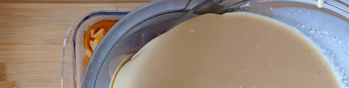 Vierte la mezcla en el molde con el caramelo.