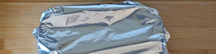 Coloca el molde dentro de una bandeja apta para horno con 2 cm de agua hirviendo.