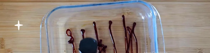En un recipiente, mezcla 150 ml de agua hirviendo, 3 cucharaditas de café soluble y 2 cucharaditas de azúcar.