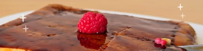 Prepara el caramelo líquido en el molde.
