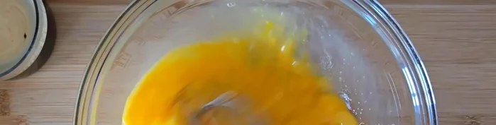 En otro recipiente, bate 4 huevos grandes con 3 cucharadas de azúcar y 3 cucharadas de leche condensada.