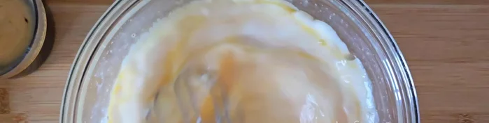 Añade 300 ml de leche y 200 ml de nata a la mezcla de huevos.