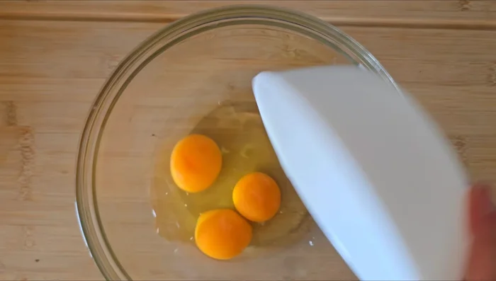 Calentar 9 cucharadas de aceite de oliva en una sartén a fuego medio durante 4 minutos. Agregar la piel de una naranja y una cucharadita de anís. (28.16)