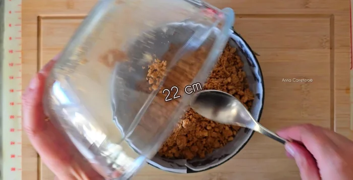 Vierte la mezcla de galleta y mantequilla en el molde y presiona con una cuchara o con un vaso para compactarla. (28.039)