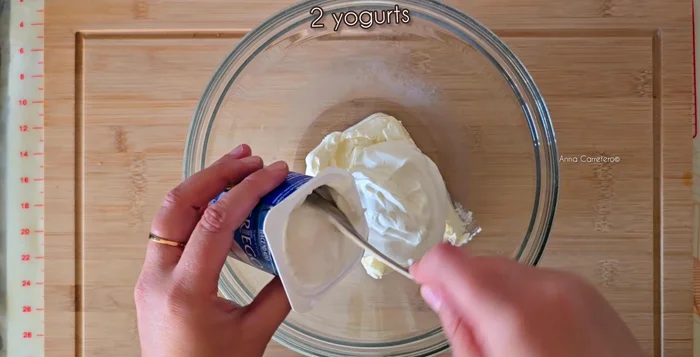 En un recipiente, mezcla el queso crema, el yogur, el azúcar, la nata, los huevos, la vainilla y la maicena hasta que no queden grumos. (43.6)