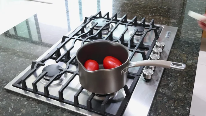 En una olla, cocinar jitomates, chile serrano, 1/4 de cebolla, un diente de ajo y 3 chiles de árbol con agua durante 10 minutos.