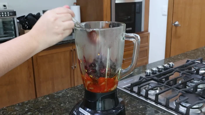 Licúa la salsa de la sartén junto con una cucharadita de chile chipotle y sal.