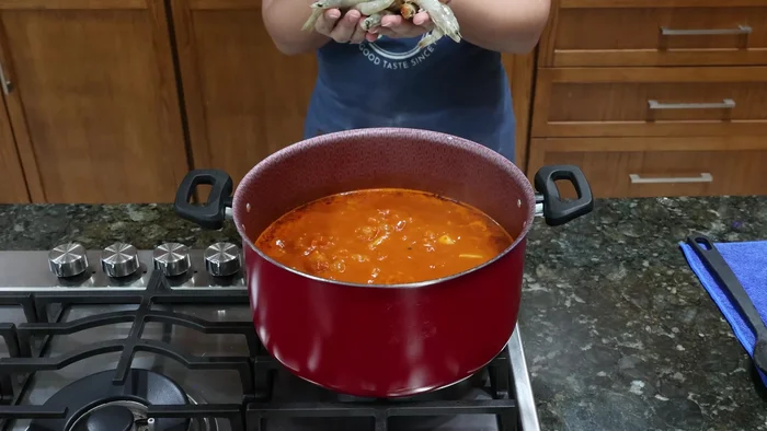 Deja hervir el caldo. Agrega los camarones y los filetes de pescado (tilapia).